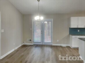 212 Hemlock Dr in Stockbridge, GA - Foto de edificio - Building Photo