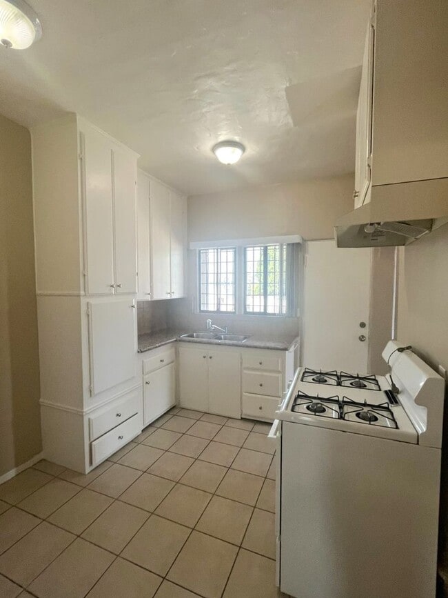 property at 211 W 21st St
