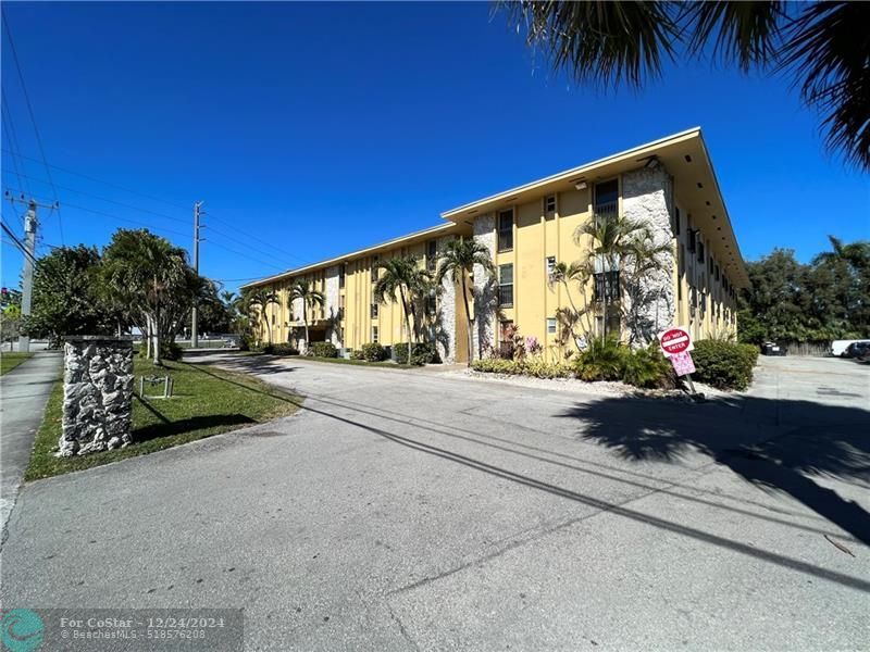 241 S Royal Poinciana Blvd in Miami Springs, FL - Building Photo