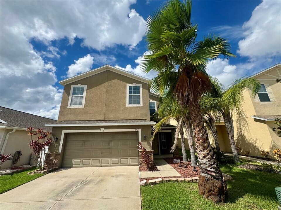 1912 Hawks View Dr in Ruskin, FL - Building Photo