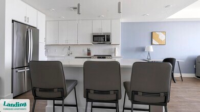 1950 Mayfair St, Unit 817 in Naples, FL - Foto de edificio - Building Photo