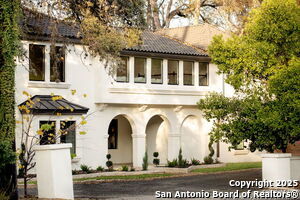 417 E Hildebrand Ave in San Antonio, TX - Building Photo - Building Photo