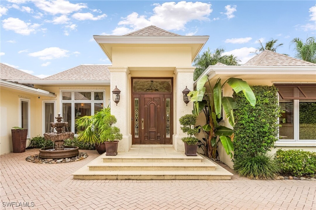 950 Galleon Dr in Naples, FL - Building Photo