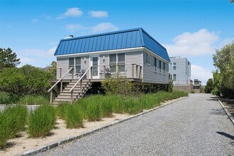 846 Dune Rd in Westhampton Beach, NY - Foto de edificio - Building Photo
