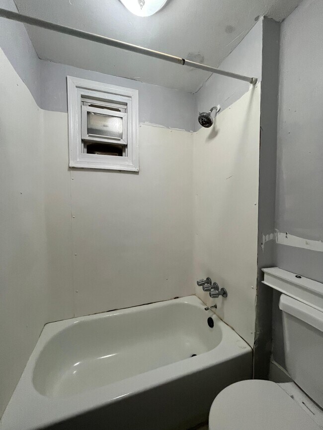 104 Romaine Ave, Unit 3 in Jersey City, NJ - Foto de edificio - Building Photo