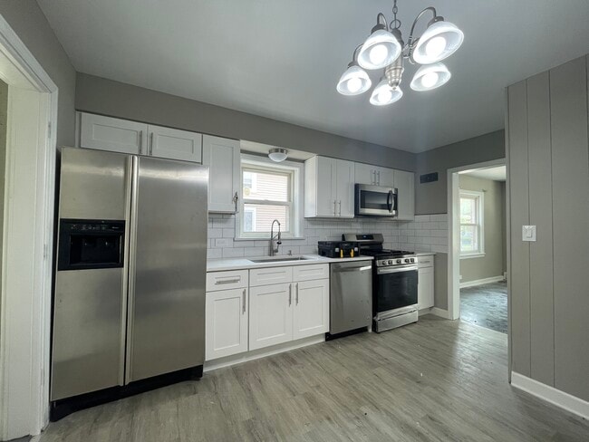 property at 1550 Oakwood Ave