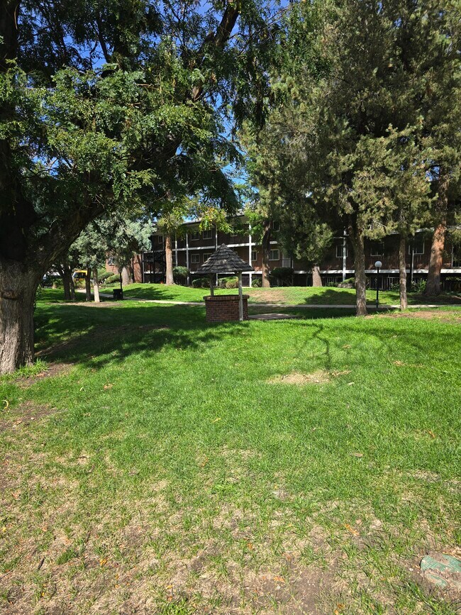 6800 E Tennessee Ave, Unit 523 in Denver, CO - Foto de edificio - Building Photo