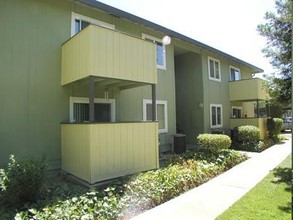 Lotus Landing Apartments in Sacramento, CA - Building Photo - Building Photo