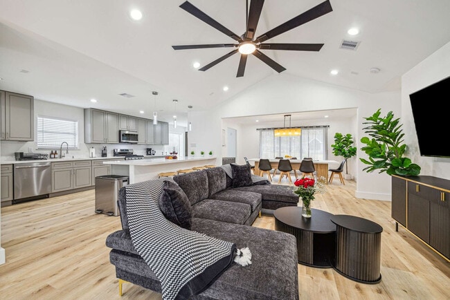 5631 Cerritos Dr in Houston, TX - Building Photo - Building Photo