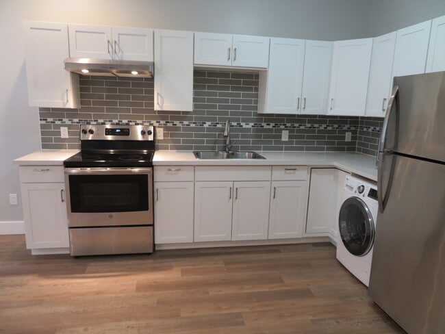 1005 Arngask Ave in Victoria, BC - Building Photo - Building Photo