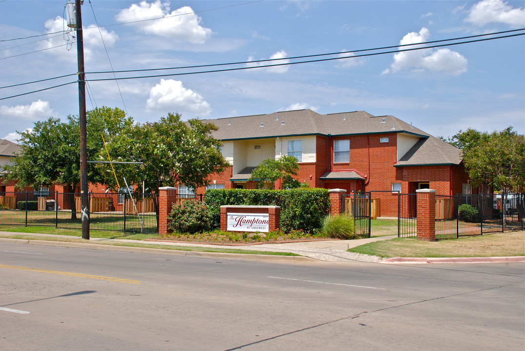 The Hamptons At Lakewest in Dallas, TX - Building Photo