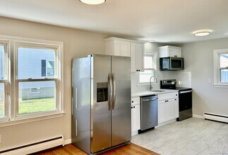 12 Burgess Pl in Groton, CT - Building Photo - Building Photo