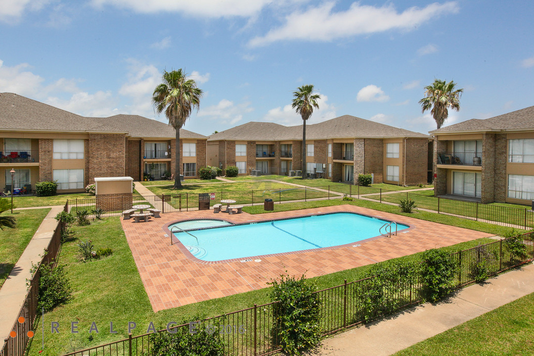 ASHTON PLACE APARTMENTS in Galveston, TX - Building Photo