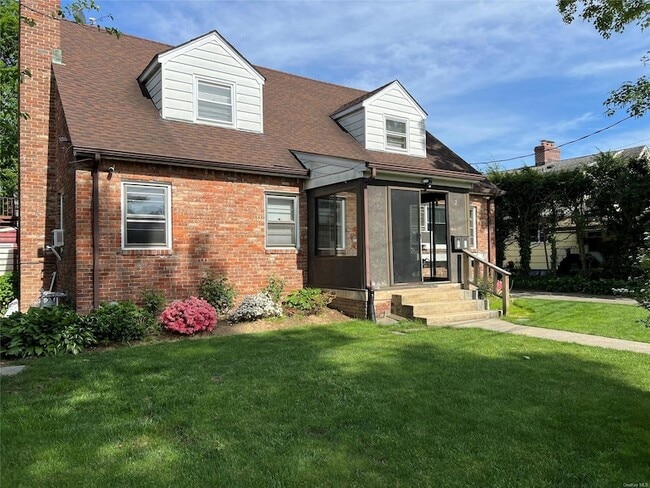 property at 2 Dogwood Ln