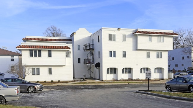 Grove at Main Apartments in Bloomington, IL - Foto de edificio - Building Photo