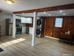 352 Hotchkiss Rd in Orange, CT - Building Photo - Building Photo