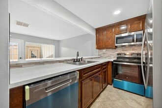 11504 Village Pl Dr in Houston, TX - Building Photo - Building Photo