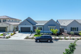 Silver Crest at Russell Ranch in Folsom, CA - Foto de edificio - Building Photo