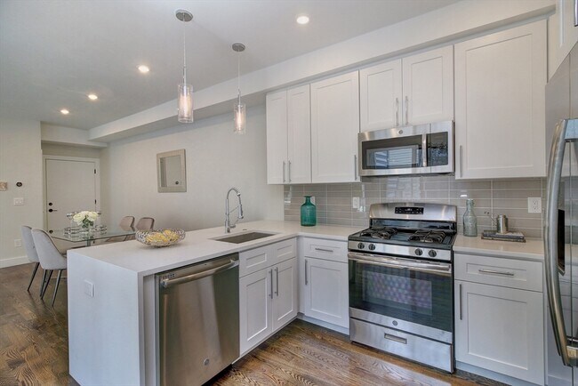 67 Border St, Unit #1 in Boston, MA - Building Photo - Building Photo