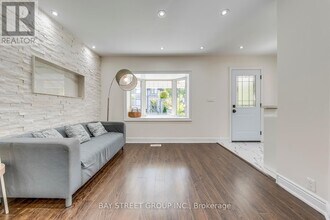 90 Avondale Ave in Toronto, ON - Building Photo - Building Photo