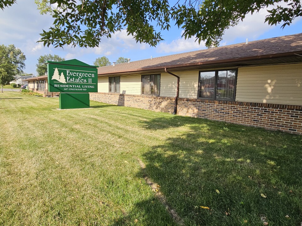 Evergreen Estates II in Cedar Rapids, IA - Building Photo