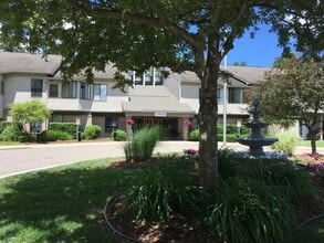 Freedom Square Senior Apartments in Farmington, MI - Foto de edificio - Building Photo