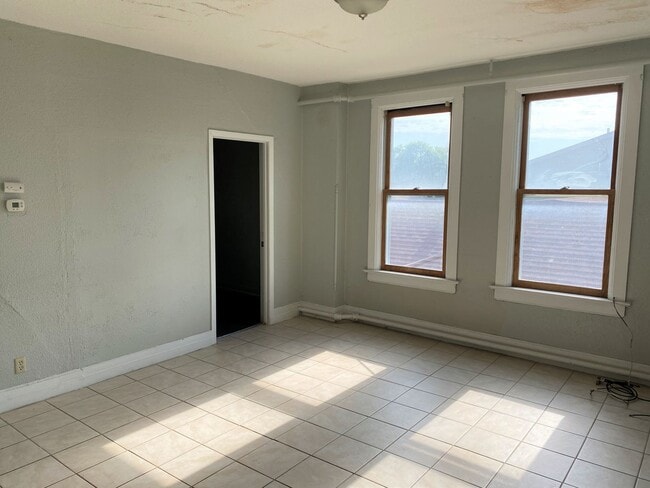 property at 920 W 5th St