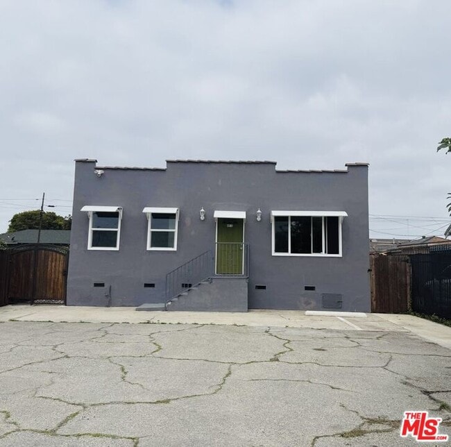 4915 Compton Ave in Los Angeles, CA - Building Photo - Building Photo