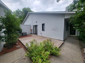 9335 Ranchview Ln N in Maple Grove, MN - Foto de edificio - Building Photo