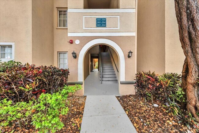 2516 Centergate Dr in Miramar, FL - Building Photo - Building Photo