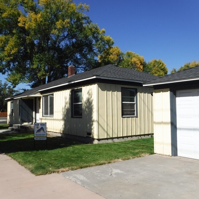 735 SW Glacier Ave in Redmond, OR - Building Photo - Building Photo