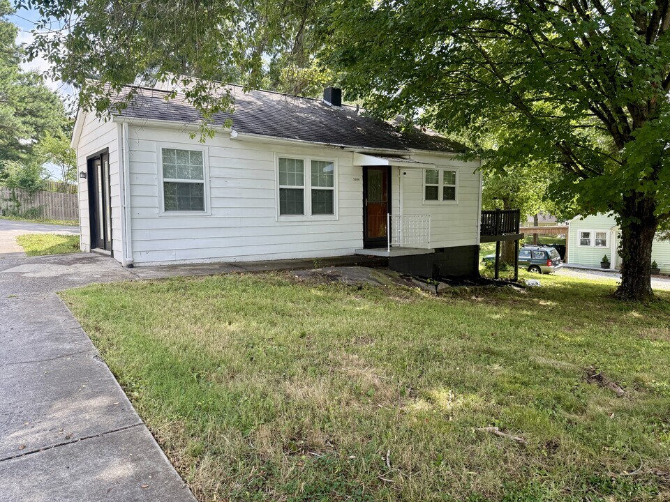 1606 Tuckaleechee Pike in Maryville, TN - Building Photo