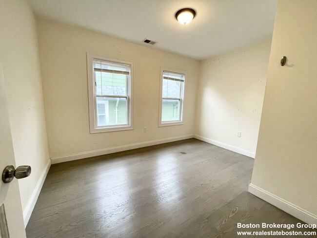 21 Iroquois St, Unit 2 in Boston, MA - Building Photo - Building Photo