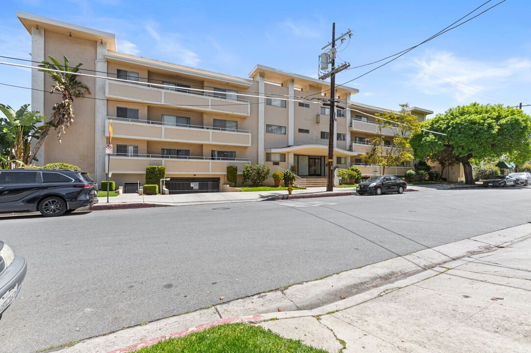 Encino Towers in Encino, CA - Building Photo