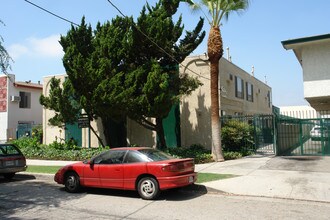 7521 Canby Ave in Reseda, CA - Building Photo - Building Photo