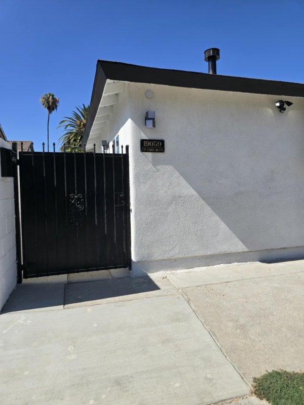 19050 Victory Blvd in Los Angeles, CA - Building Photo - Building Photo