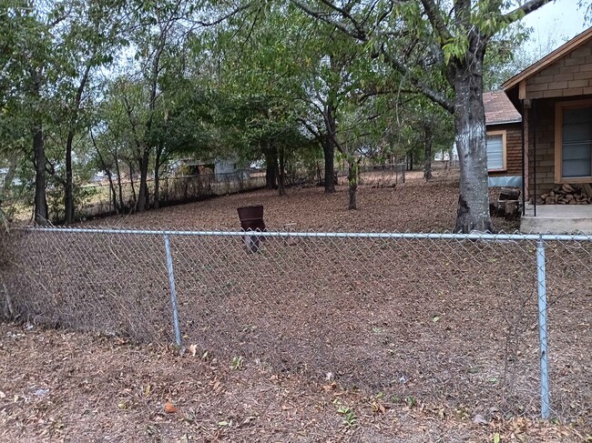 106 2nd St in Buckholts, TX - Foto de edificio - Building Photo