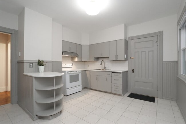 61 Washington Rd in Springfield, MA - Building Photo - Building Photo