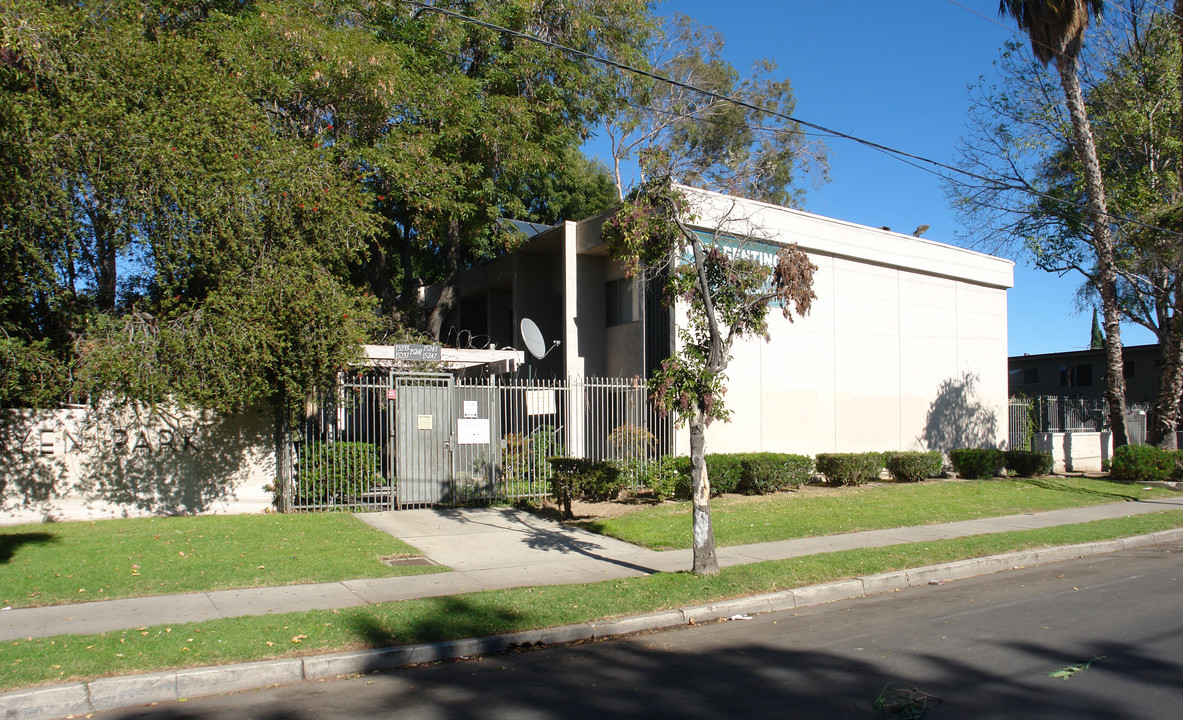 Rayen Park Apartments in North Hills, CA - Foto de edificio