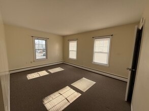 207 Front St, Unit 2nd in Lincoln, RI - Building Photo - Building Photo