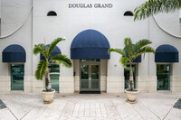 Douglas Grand in Coral Gables, FL - Foto de edificio - Building Photo