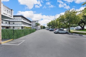 Colonial Sunset Apartment Homes in Hollywood, FL - Building Photo - Building Photo