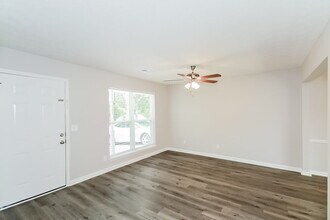 300 N Meade Dr in Peachtree City, GA - Building Photo - Building Photo