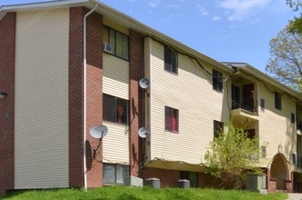 Oakbrook Manor in Ravena, NY - Foto de edificio - Building Photo