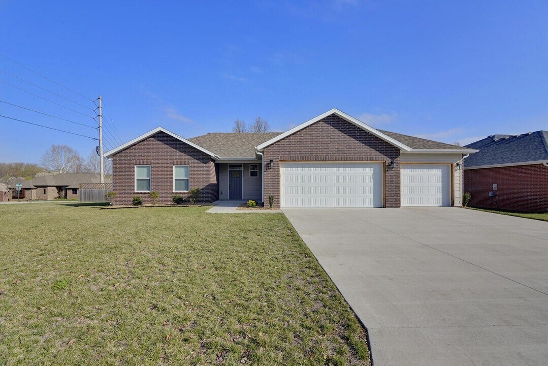 4207 E Eastmoor Dr in Springfield, MO - Building Photo