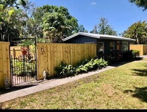 4214 Wilkinson Rd in Sarasota, FL - Foto de edificio - Building Photo