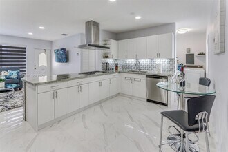 980 W 45th Pl in Hialeah, FL - Building Photo - Building Photo