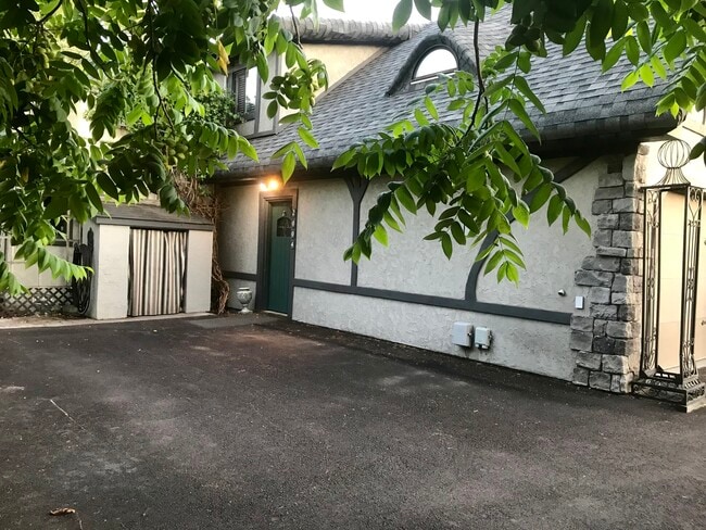 2004 NE 8th St in Bend, OR - Foto de edificio - Building Photo