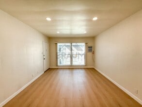 7333 Woodman Ave, Unit 11 in Los Angeles, CA - Building Photo - Building Photo