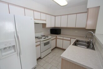 2554 Dickens Dr in Aurora, IL - Building Photo - Building Photo